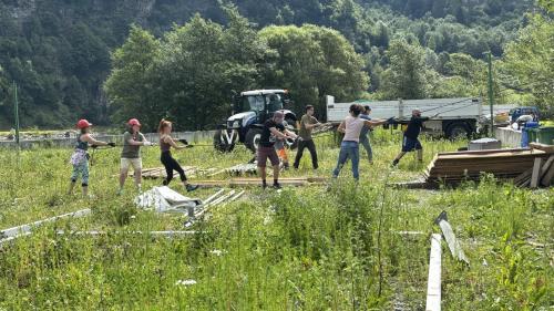 Freiwillige Helferinnen und Helfer sowie Mitarbeiter der Gemeinde helfen beim Aufbau des Festzelts am Open-Air-Gelände.   Foto: Lorenzo Tuena 