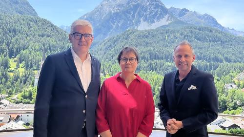 Von links: Regierungsrat Jon Domenic Parolini, Aita Zanetti, Gemeindepräsidentin von Scuol und Thorsten Glauber, Bayerischer Staatsminister für Umwelt und Verbraucherschutz Foto: z. Vfg