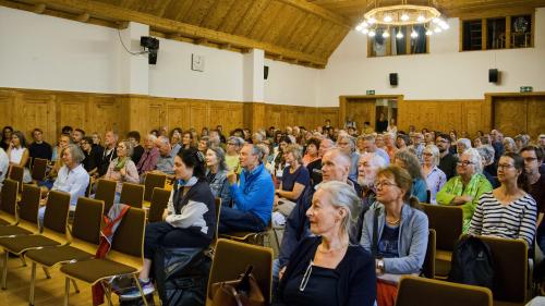Montagmorgen und ein Lächeln: 162 Teilnehmende freuen sich auf den Vallader-Kurs. Fotos: Barbara Esther Siegrist