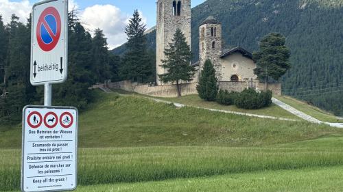 Il pü tard a partir dals 1. gün es adüna in vigur la clameda our d’preda in Engiadin’Ota. Diversas tevlas infuorman a la populaziun davart il scumand d’entrer in pros pendros (fotografia: Martin Camichel).