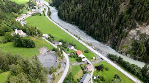 Lavurs da rumida in venderdi i’l batschigl a Martina. Perquai chi’d es previssa ulteriura plövgia nu pon las persunas evacuadas intant tuornar illas chasas  in vicinanza da l’aual (fotografia: Michael Steiner).