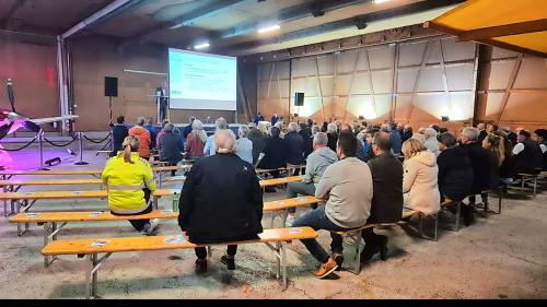 Wie geht es mit dem Flughafen weiter? In seiner Präsentation zeigte Mario Cavigelli, worüber am 17. August abgestimmt wird. Foto: RTR