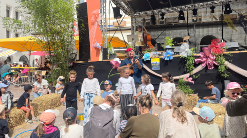 Linard Bardill in seinem Element an der Tavolata in St. Moritz. Foto: Gianina Flepp