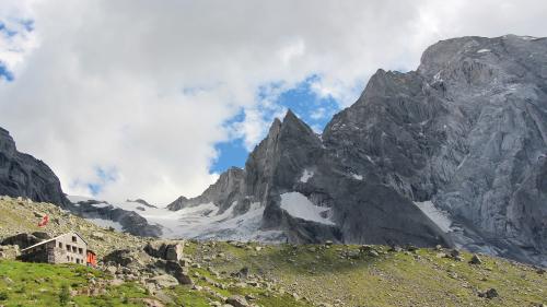 Acht Jahre nach dem Cengalo-Bergsturz kehrt Leben ins Bondascatal zurück – dank des neuen Zustiegswegs zur Anfang Juli wiedereröffneten Sciora-Hütte. Fotos: Stefanie Wick Widmer