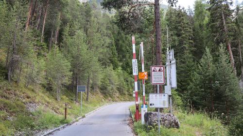 La barriera automatica güst sur San Jon, chi vain serrada automaticamaing dal sistem da preavertimaint in cas da privel. fotografia: Martin Camichel