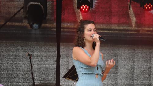 L’artista Cinzia Regensburger ha preschantà in dumengia dürant la Tavolata sia nouva EP «Per Tai» (fotografia: Martin Camichel).