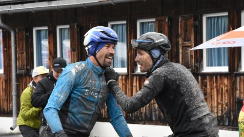 Der Deutsche Andreas Seewald (links) gewinnt den 24. Nationalpark Bikemarathon auf der Alternativstrecke mit Start und Ziel in Scuol vor Hansueli Stauffer (rechts). Foto: Nicolo Bass