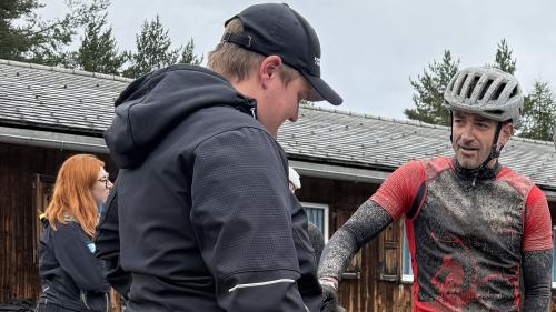 Chantal Mayor begrüsst Nic Thanei im Ziel. Foto: Fadrina Hofmann