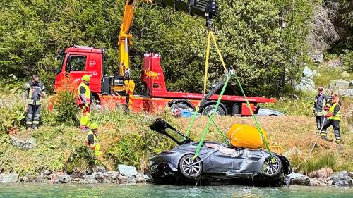 «In der Ruhe liegt die Kraft», wusste schon Konfuzius. Diese Redewendung gilt ganz besonders bei der Bergung eines Autos aus einem Gewässer. Foto: z.Vfg