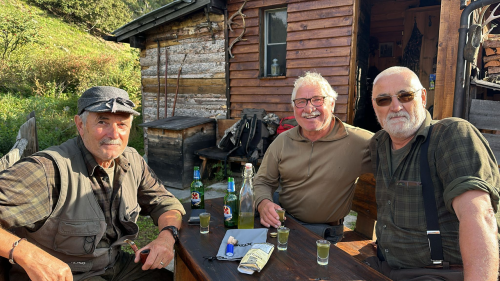 Davo ün di da chatscha esa temp per far viva (da schnestra): Ils trais amis da chatscha da Ftan Jon à Porta, Otto Quadroni e Nicola Cantieni giodan la cumpagnia (fotografia: Otto Quadroni).