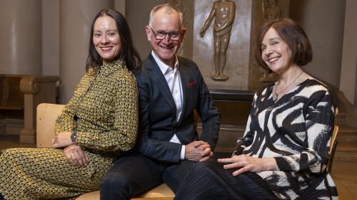 Das diesjährige Leitungstrio des Silser Kulturfestivals zeit:fluss, von links: Anne-May Krüger und Mike Svoboda als künstlerische Leiter sowie Martina Schucan, Leiterin der Cello-Meisterklasse. Foto: Kulturfest zeit:fluss