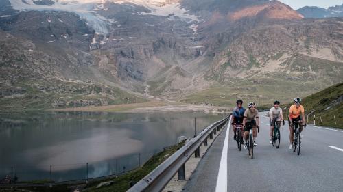 Velofahrerinnen unterwegs am Berninapass. Foto: M. Walther