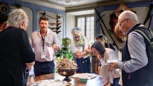 Hausherr Fabio Compagnoni (links) führte die Tagungsteilnehmer durch den Palazzo Matossi. Fotos: Renato Minoli