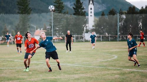 Lernende des Lyceums können in Zukunft von Nachwuchs-Programmen des FC Bayern München profitieren. Foto: Lyceum Alpinum Zuoz