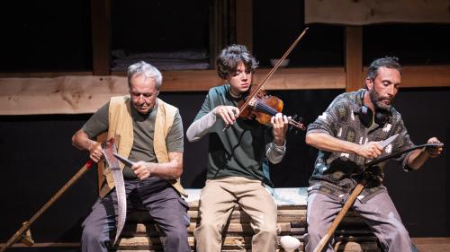 Trais generaziuns: Bistgaun Capaul, Lorin Könz e Lorenzo Polin. fotografia: Mayk Wendt