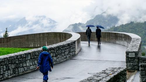 Die neue Brücke «Punt» als Verbindung zwischen den Fraktionen Bondo und Promontogno. Fotos: Jon Duschletta