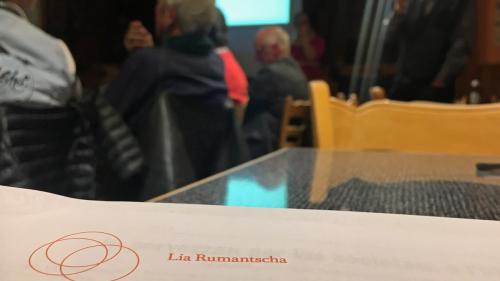 Raduond 25 persunas han tut part a la radunanza extraordinaria da l’Uniun dals Grischs a Zernez per discuter l’avegnir da la Lia Rumantscha (fotografia: Nicolo Bass).