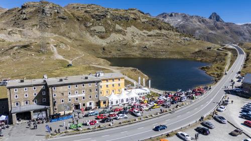 Historische Boliden, dröhnende Motoren und aussergewöhnliche Kulisse: Der Bernina Gran Turismo verbindet Rennsport mit Hochgebirgspanorama. Fotos: Giancarlo Cattaneo / fotoswiss.com