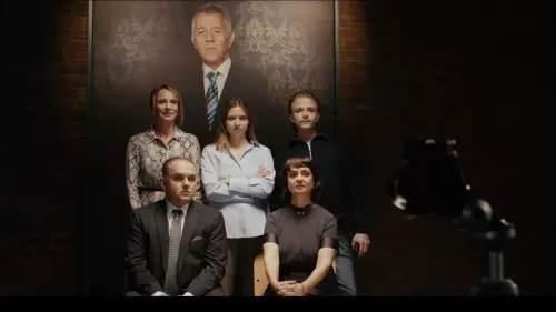 La famiglia Durisch chi ha da realisar l’ultim giavüsch dal patrun, bap e bazegner mort. fotografia: RTR