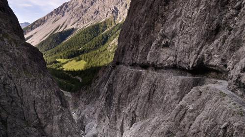 Der in Felsen gehauene Schluchtenweg. Foto: Andrea Badrutt/TESSVM
