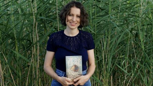 Sarah Kuratle mit ihrem neuen Buch "Chimäre"