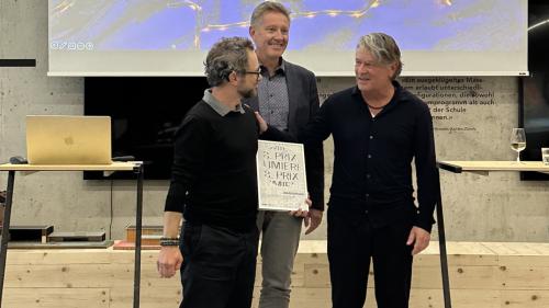 Reto Marty darf den Anerkennungspreis entgegennehmen. Foto: Reto Marty