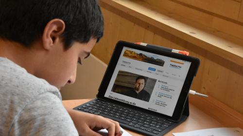 Ils uffants da la sesavla classa da Scuol imprendan a cugnuoscher las plattafuormas da las medias svizras e valüteschan a man da differents criteris  lur preschentscha digitala (fotografia: Nicolo Bass).