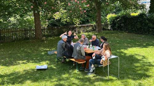 Las partecipantas ed ils partecipants dal cuors da scirver litterar dürant la posa da mezdi i'l üert da la Lia Rumantscha (fotografia: Gianna Olinda Cadonau)