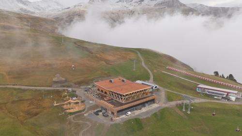 Gnanc’amo avert dürant ün on – e fingià respunsabel per ün schmertsch da record: il restorant da muntogna «La Motta» sur Scuol (fotografia: Michael Steiner).