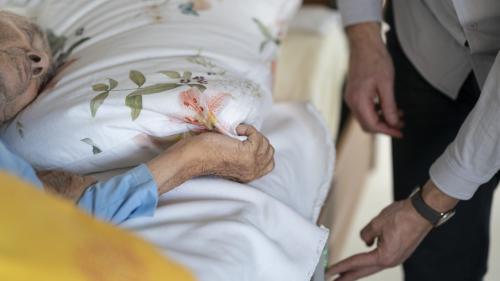 Lebensqualität für schwerkranke Menschen bedeutet, dort gepflegt zu werden, wo sie sich zu Hause fühlen. Foto: Palliaviva/Gaëtan Bally