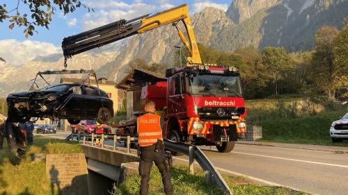 Mitarbeitende des Tiefbauamts Graubünden, des Amts für Jagd und Fischerei und der Kapo bei der Bergung des Autos. Foto: Kantonspolizei Graubünden
