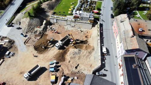 Die Aushubarbeiten für den Bau der Personalunterkunft Chesa Allegria II der Hotels Walther und Steinbock in Pontresina. Foto: z. Vfg