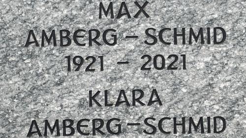 Max Amberg-Schmid e sia duonna Klara Amberg-Schmid sun sepulieus a Zuoz sül sunteri (fotografia: Martin Camichel).