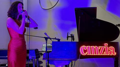 Cinzia ha preschantà set chanzuns nouvas. fotografia: Fadrina Hofmann