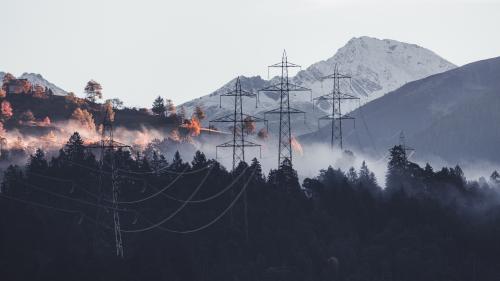 Swissgrid ist die Schweizer Netzbetreiberin. Auch die Albula-380-kV-Höchstspannungsleitung ist Teil des Übertragungsnetzes. Foto: Swissgrid
