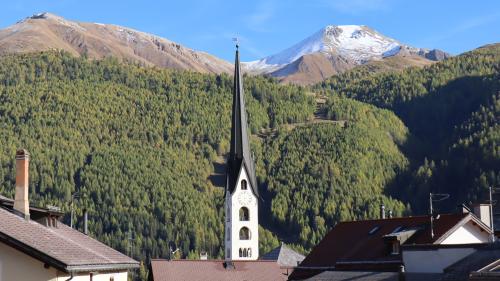 Daspö principi october es l’ura sül clucher da San Luzi our d’funcziun ed eir sainza mauns da l’ura. Illa prüm’eivna da november dess tuot darcho esser in funcziun (fotografia: Martin Camichel)