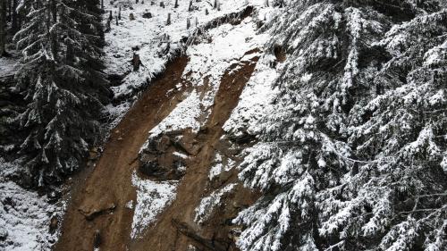 Wo sich 2023 Fels und Geröll lösten: Der Hang bei Pisciadell ist heute durch neue Schutzbauten und Aufforstungen gesichert. Foto: Staka