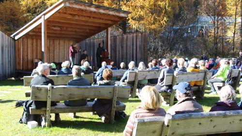 Das Trio Amböck eröffnete die Stubete am See auf dem Konzertplatz am Eingang zum Fextal. Foto: Stefanie Wick-Widmer
