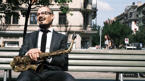 Niculin Janett, Schweizer Jazz-Saxophonist mit Engadiner Wurzeln. Er tritt mit seinem gleichnamigen Quartet am 7. November in Lavin am Festival Jazz  Linard auf. Foto: z.Vfg/Niculin Janett