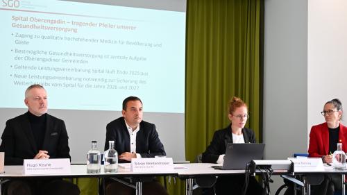 Nora Saratz Cazin (Vizepräsidentin SGO), SGO-Präsidentin Selina Nicolay, Silvan  Breitenmoser, CEO Klink Gut AG und Hugo Keune (von rechts), CEO Kantonsspital Graubünden. Foto: Reto Stifel