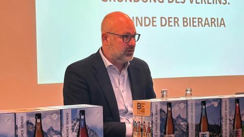 Il president dal cussagl administrativ da la Bieraria Tschlin SA, Philip Bucher, voul fundar üna società da promoziun per finanziar ils prossems ons la gestiun da la biera da Tschlin (fotografia: Nicolo Bass).