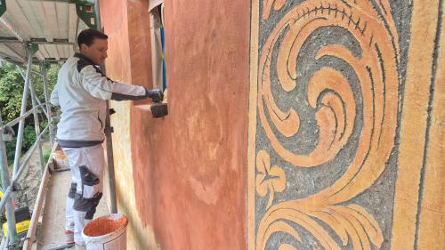 Fin dal 1820 d’eira la chasa ün muglin. Uossa daja our dal muglin ün’abitaziun moderna. Eir la culur da la fatschada dvainta nouva (fotografia: RTR).