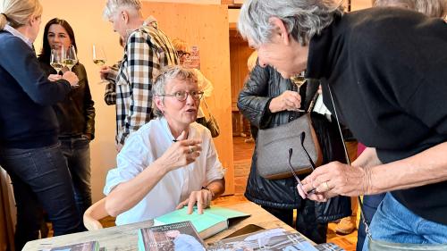 Franziska Barta ha preschantà seis cudesch «Eine Berlinerin im Engadin» a Scuol (fotografia: Fadrina Hofmann).