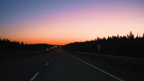 In der Abenddämmerung ist die Sicht eingeschränkt und erfordert mehr Aufmerksamkeit am Steuer. Symbolbild: Usman Quereshi, Unsplash