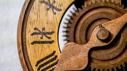 Eine Stunde vor oder zurück? Zweimal im Jahr dreht sich alles um die Zeit – und auch an den Zahnrädern der inneren Uhr. Foto: Jon Duschletta