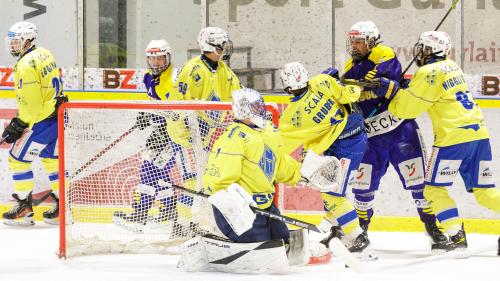 Richtige Derbystimmung kam im Spiel am Mittwochabend zwischen dem CdH Engiadina und dem EHC St. Moritz in Scuol nur selten auf. Die St. Moritzer siegten klar und deutlich mit 6:1. Foto: Marco Ritzmann