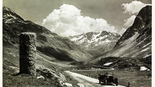 Mit dem Auto über den Julierpass zu fahren, war eine einsame Angelegenheit. 	Foto: ETH-Bibliothek Zürich, Bildarchiv