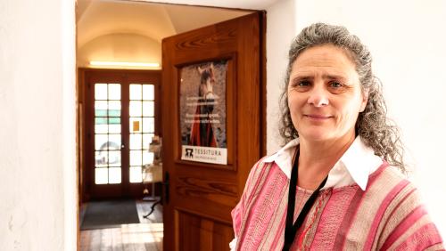 Orsola Dorsa Misani. Die gelernte Schneiderin leitet seit Anfang Jahr die Geschicke der 70-jährigen Handweberei Tessitura. Fotos: Jon Duschletta