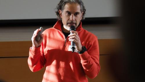 La persuna chi chüra daspö bod duos ons la transfuormaziun digitala pro la Lia Rumantscha es Ignacio Pérez Prat (fotografia: David Truttmann).