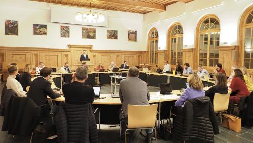 Der St. Moritzer Gemeinderat ist mit 11:3 Stimmen deutlich gegen eine Übergangsfinanzierung des Spitals Oberengadin und empfiehlt am 14. Dezember eine Ablehnung der Vorlage. Foto: Julia Biffi